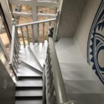 Лестница из сосны в частный дом